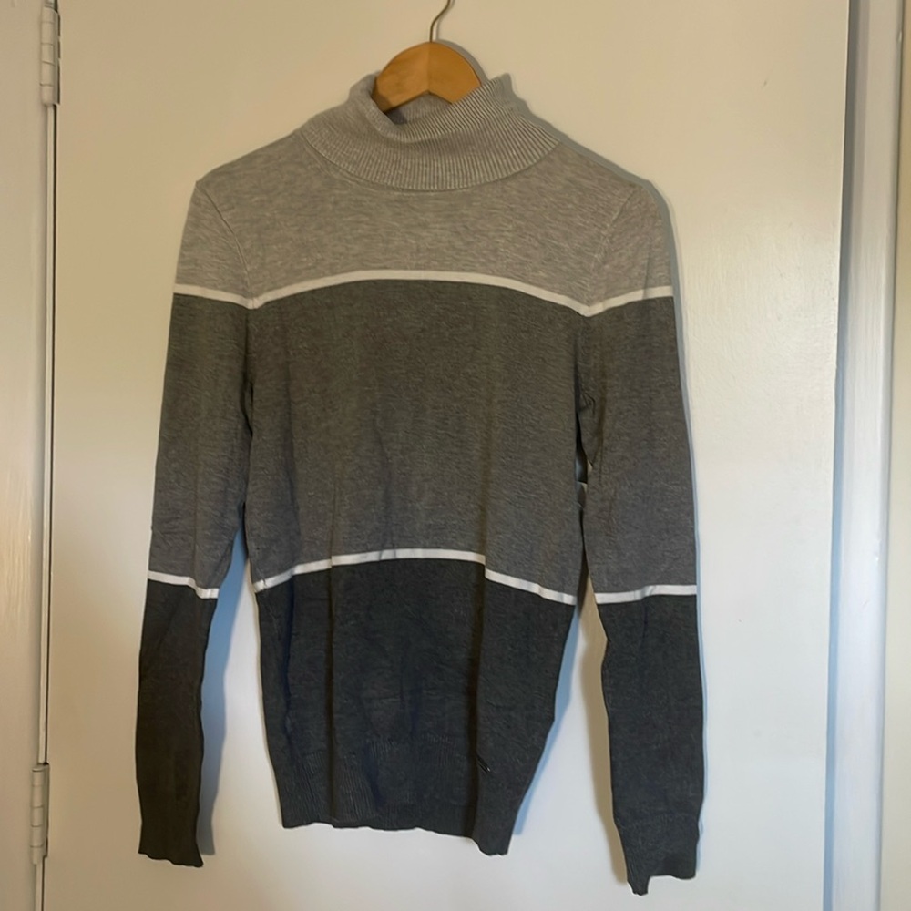 NWT. Thin Calvin Klein turtleneck. Size M. Gray ombré. 🩶